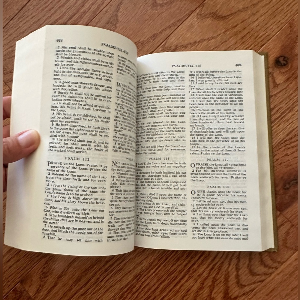 Gold Holy Bible by The Gideons - Picture 7 of 9